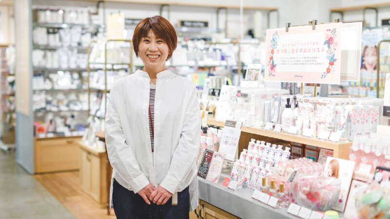 【アミングのお仕事】メイクの力でお客様の心を晴れやかに。ビューティーアドバイザーA....